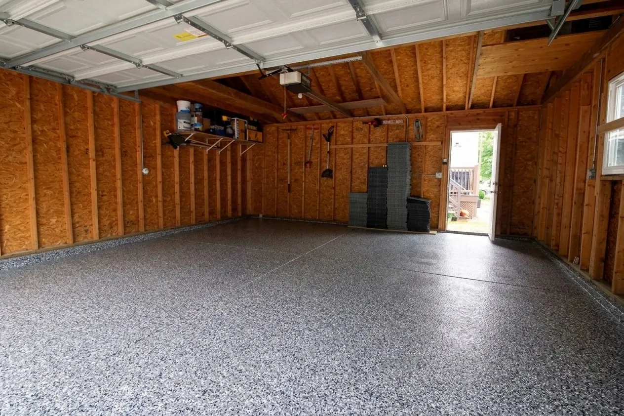 Detached garage in a gray flake blend
